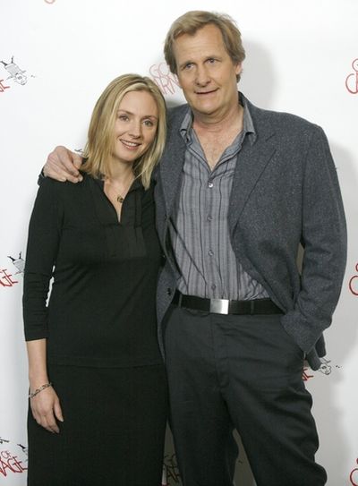 Hope Davis and Jeff Daniels

 Photo