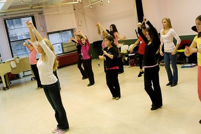 Bailey Hanks teaches a Broadway Workshop

 Photo