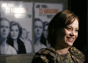 Samantha Mathis Photo