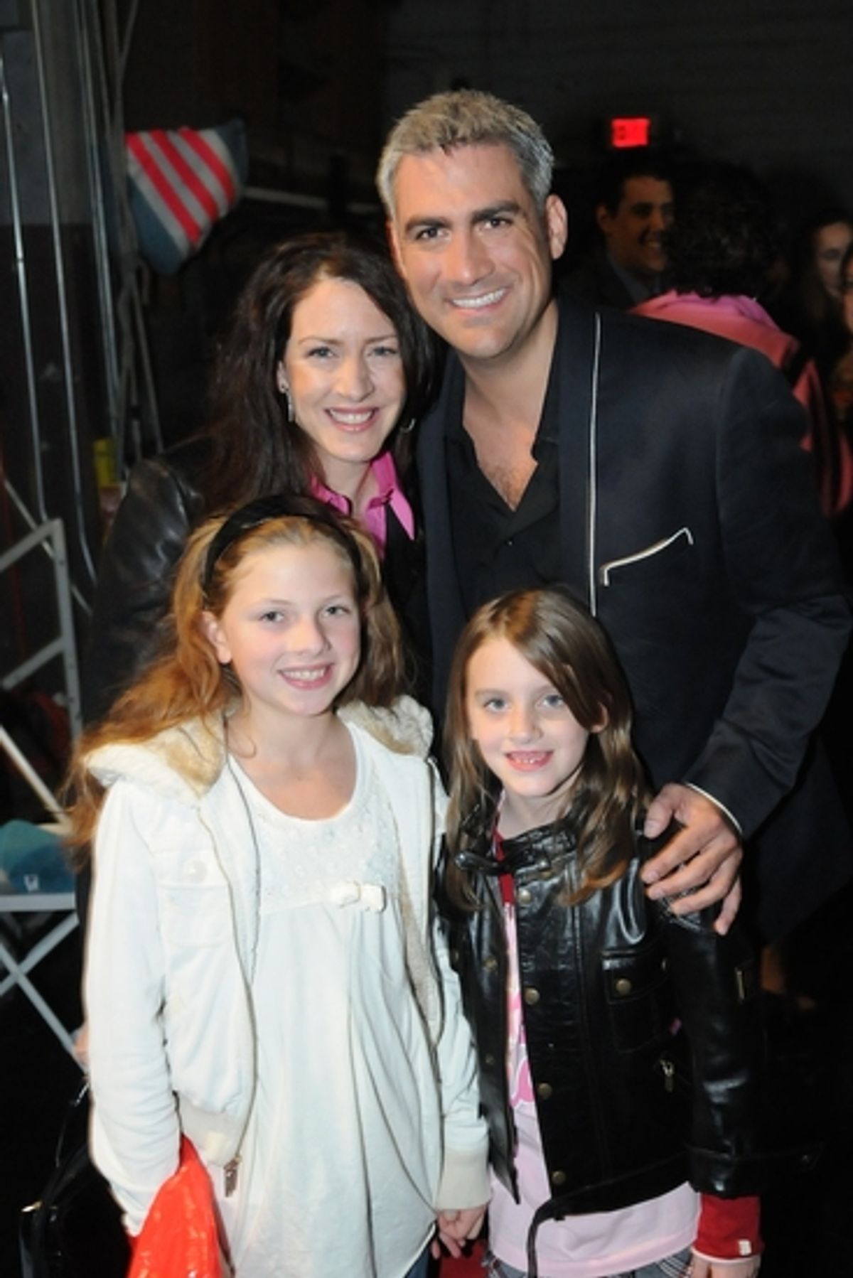  American Idol fan Joely Fisher and her family with Taylor Hicks at 
