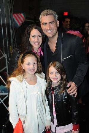  American Idol fan Joely Fisher and her family with Taylor Hicks Photo