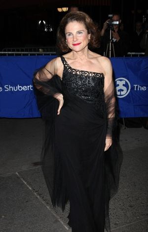 Tovah Feldshuh

 Photo