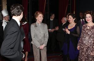 Mary Tyler Moore meets the cast
@ BroadwayWorld Mary Tyler Moore meets the cast
Photo