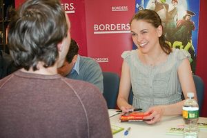 Sutton Foster is given a gift of chocolates by a fan @ BroadwayWorld Sutton Foster is given a gift of chocolates by a fan Photo