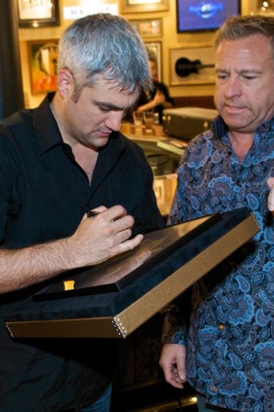 Taylor Hicks signs! Photo