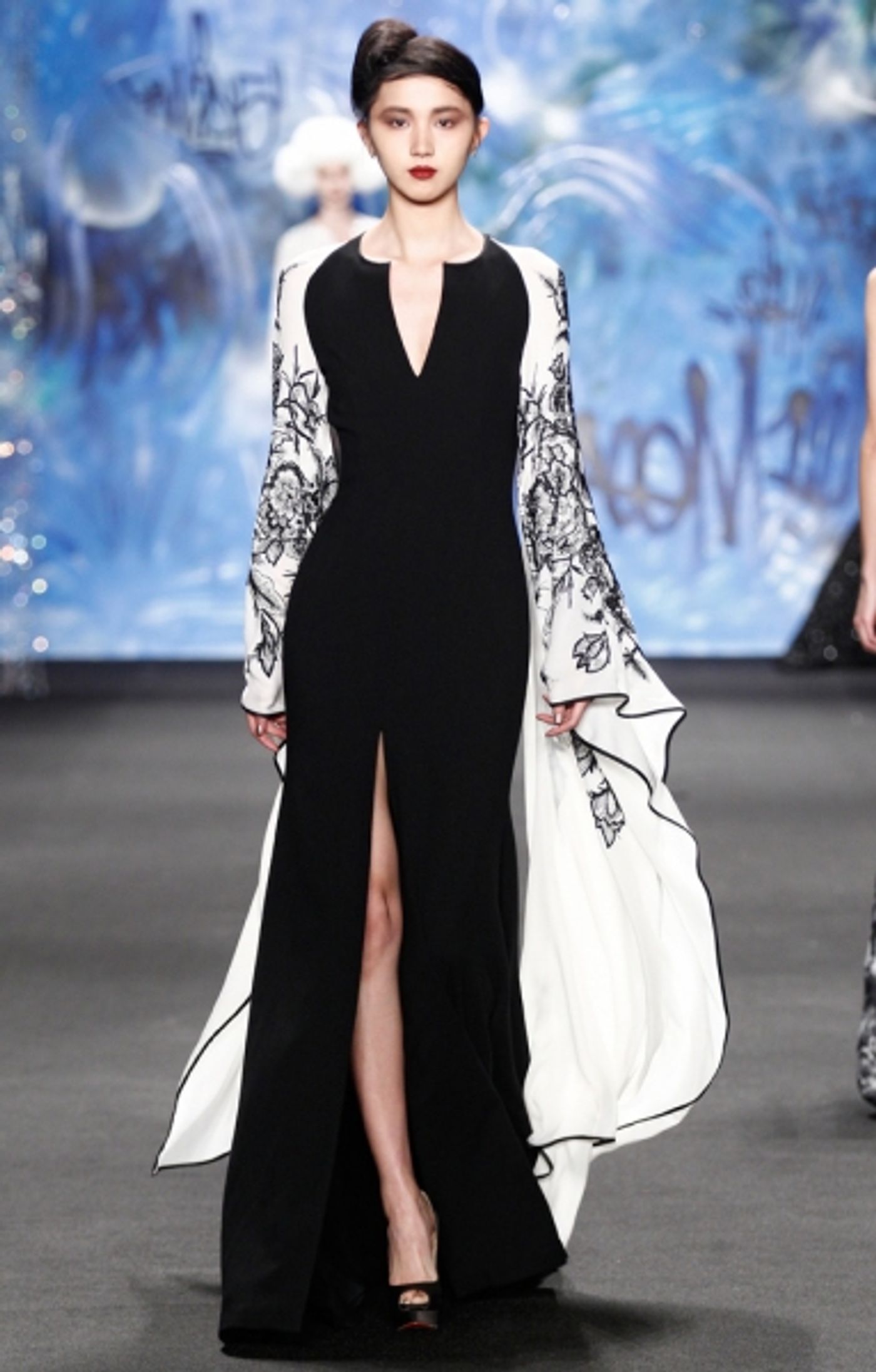 Photo Flash: Sneak Peek at Naeem Khan's Designs, on Display at The Globe Guilders' 2015 Fashion Show  Image