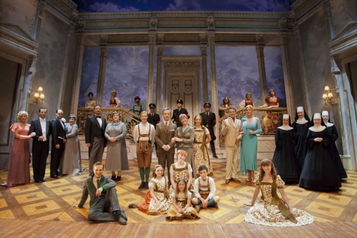 Carlos Hipolito junto al reparto de Sonrisas y Lagrimas at 