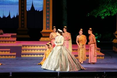 Laura Michelle Kelly and cast Photo