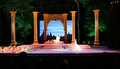 Laura Michelle Kelly and cast Photo