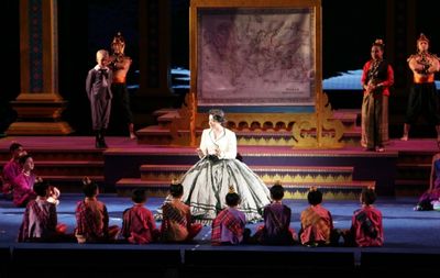 Laura Michelle Kelly and cast Photo