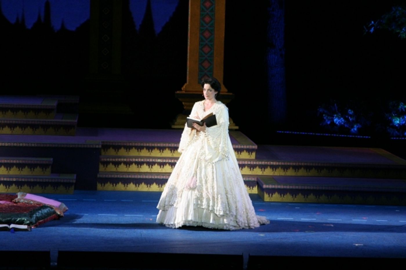 Photo Flash: First Look at Laura Michelle Kelly, Kevin Gray in the Muny's THE KING AND I  Image