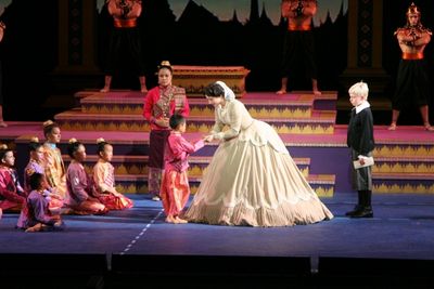 Laura Michelle Kelly and cast Photo