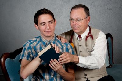  Jose Zuniga as Homer and Paul Page as Dr. Larch Photo
