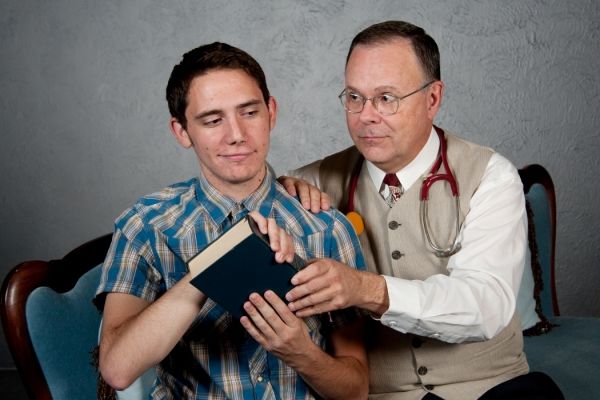  Jose Zuniga as Homer and Paul Page as Dr. Larch Photo