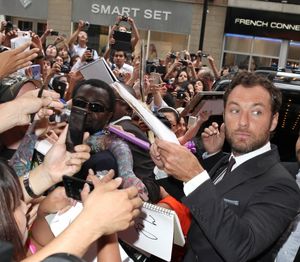  Jude Law greets the fans Photo