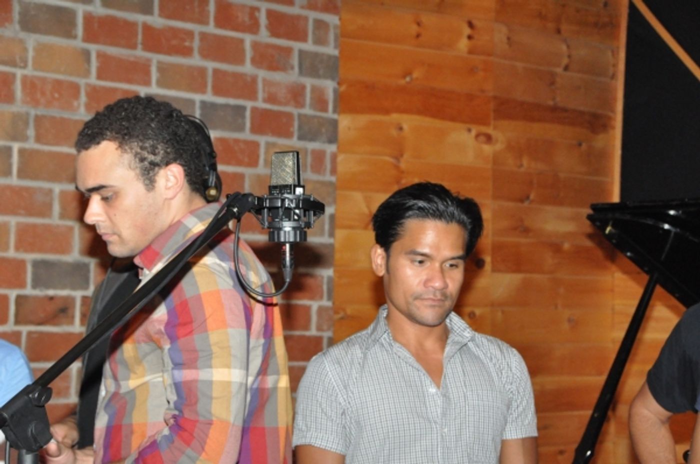 Exclusive Photos: MAMMA MIA! Cast Sings for 'Carols For A Cure'  Image