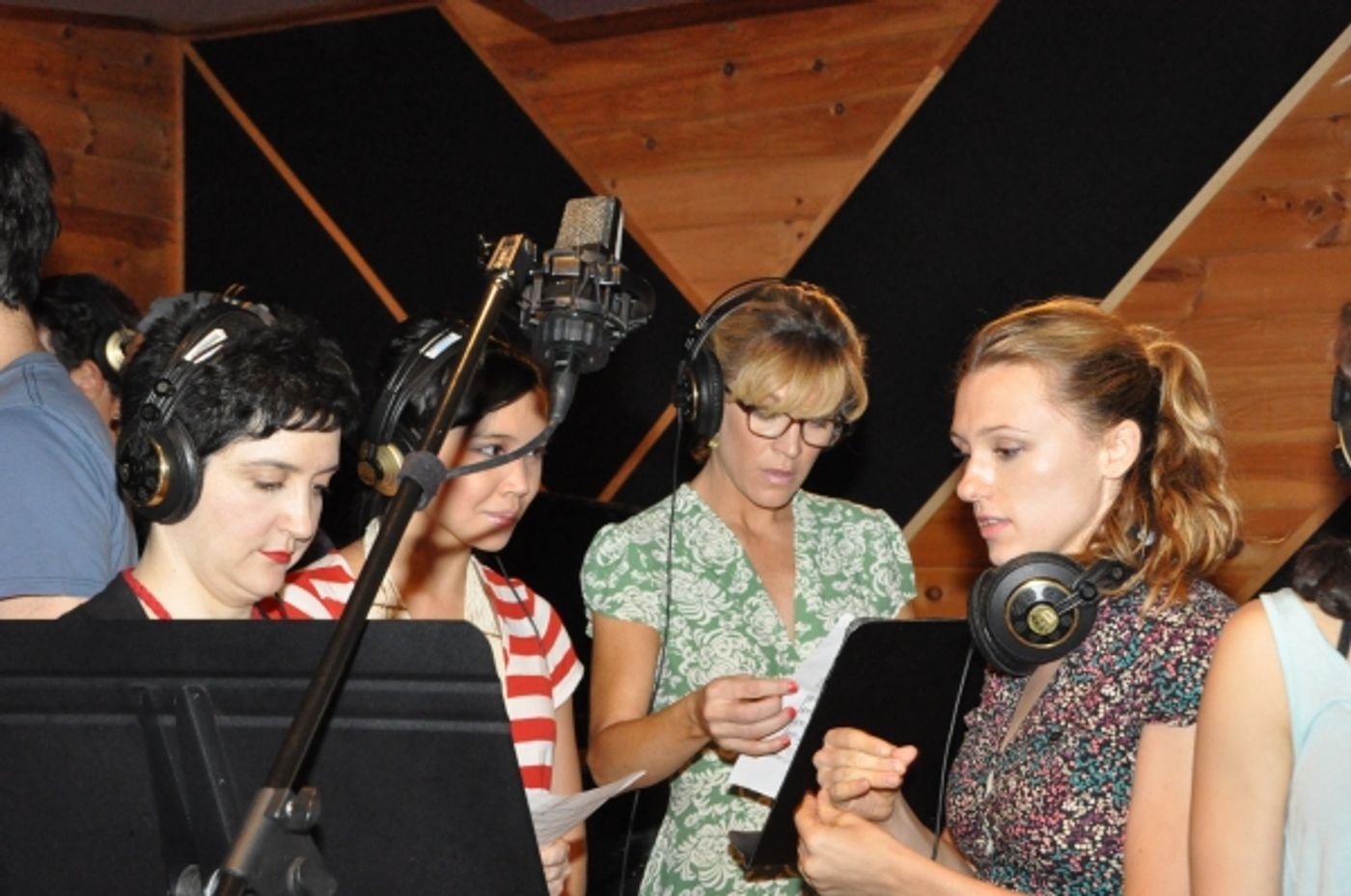 Exclusive Photos: MAMMA MIA! Cast Sings for 'Carols For A Cure'  Image