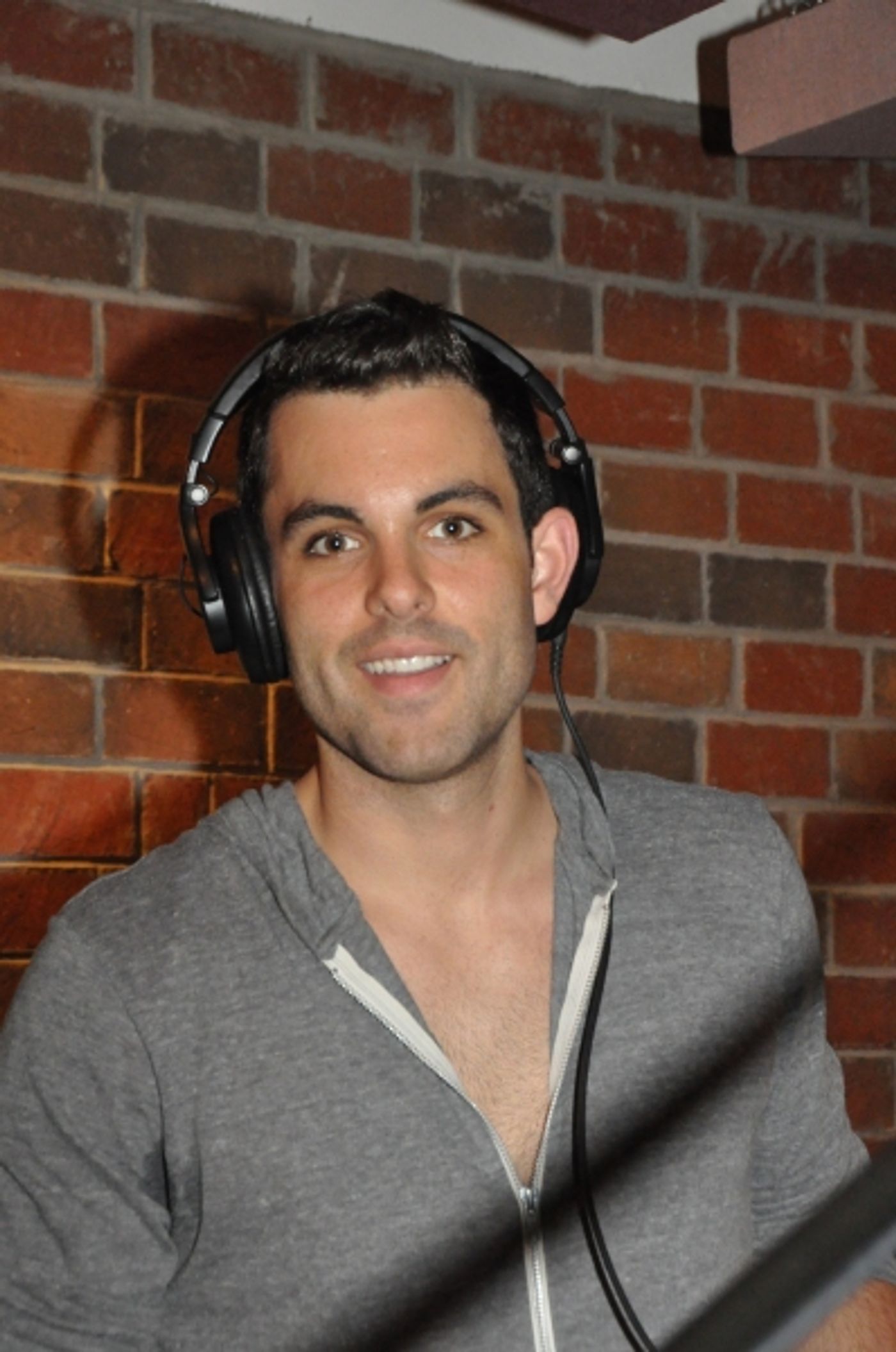 Exclusive Photos: MAMMA MIA! Cast Sings for 'Carols For A Cure'  Image