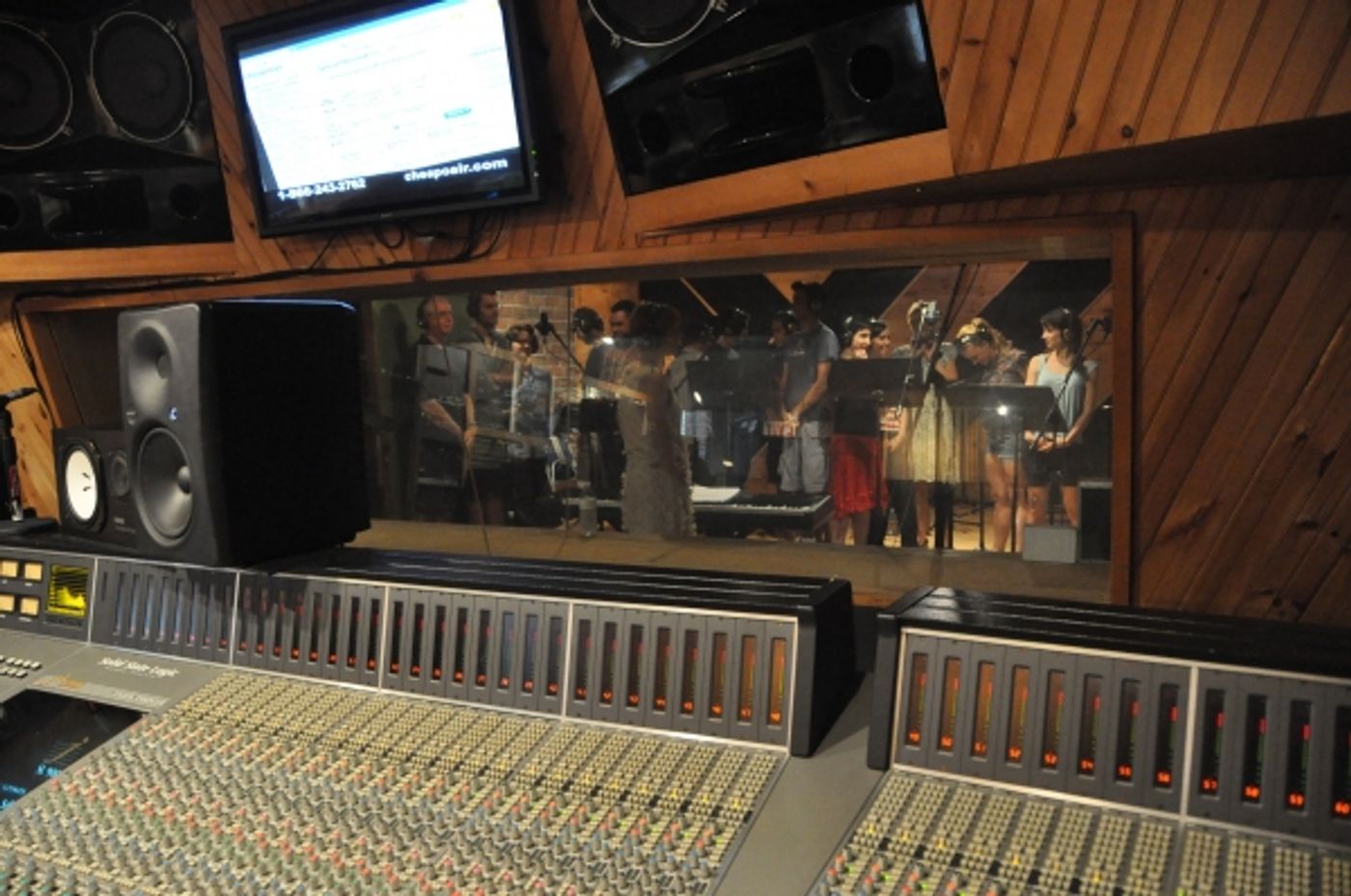 Exclusive Photos: MAMMA MIA! Cast Sings for 'Carols For A Cure'  Image