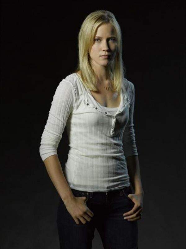 Jessy Schram  Photo