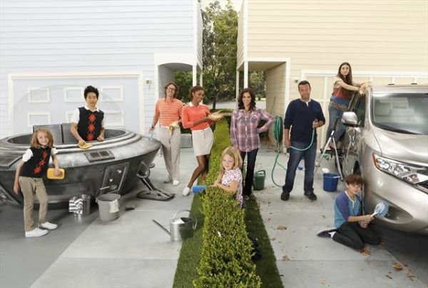 Photo Coverage: Meet the CAST of THE NEIGHBORS!  Image