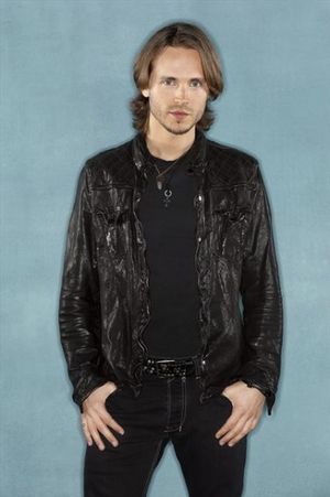  Jonathan Jackson as Avery Barkley Photo