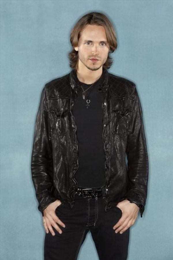  Jonathan Jackson as Avery Barkley Photo