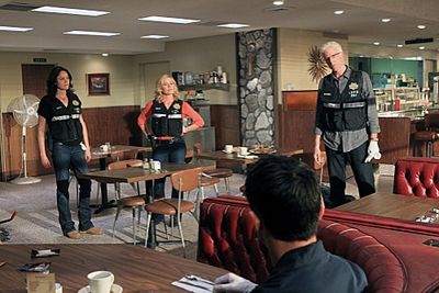  Sara Sidle (Jorja Fox, left), Julie Finlay (Elisabeth Shue, middle) and D.B. Russell Photo