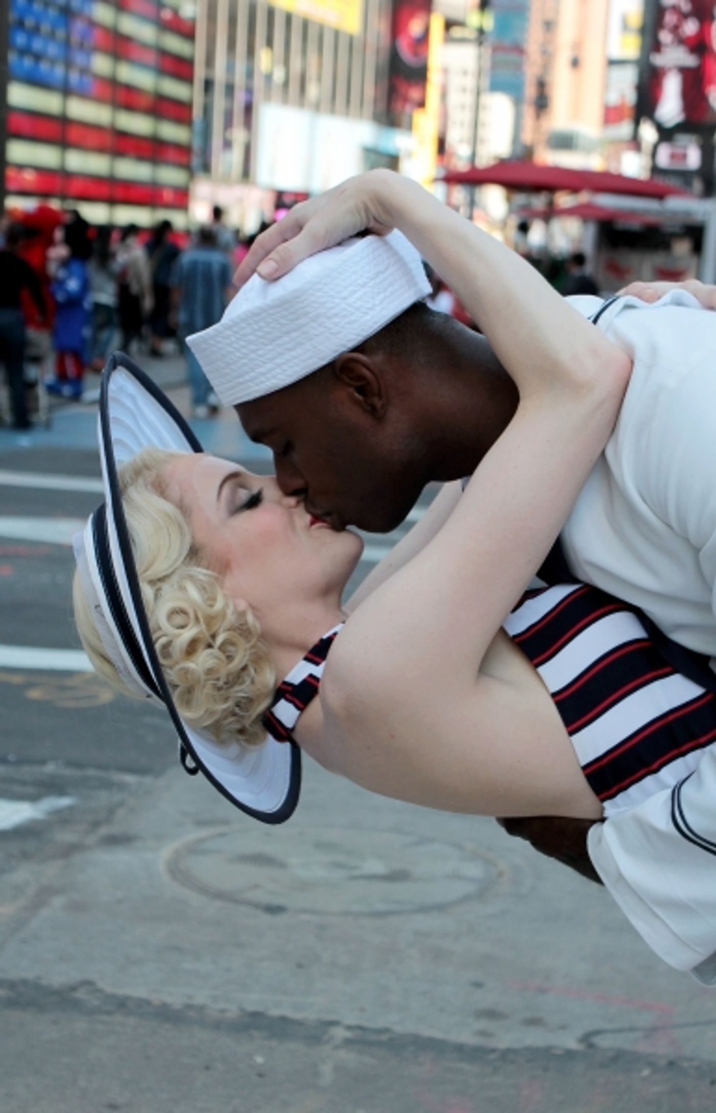 Photo Exclusive: Out on the Town with the Cast of the ANYTHING GOES Tour- Meet the Company! Image