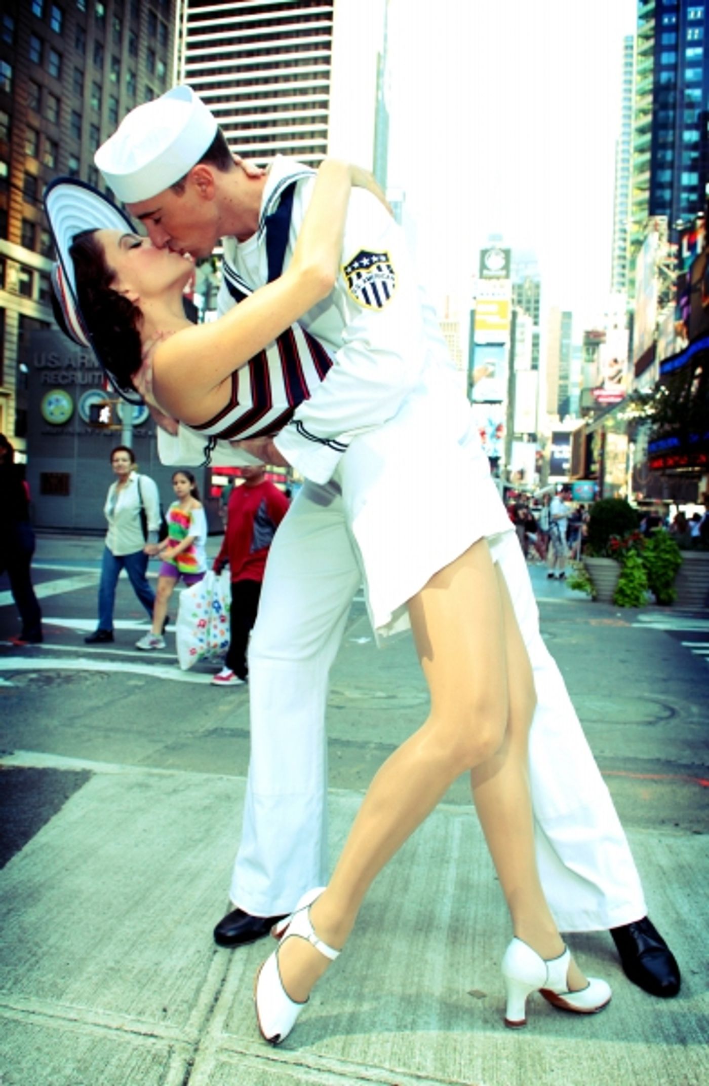 Photo Exclusive: Out on the Town with the Cast of the ANYTHING GOES Tour- Meet the Company! Image