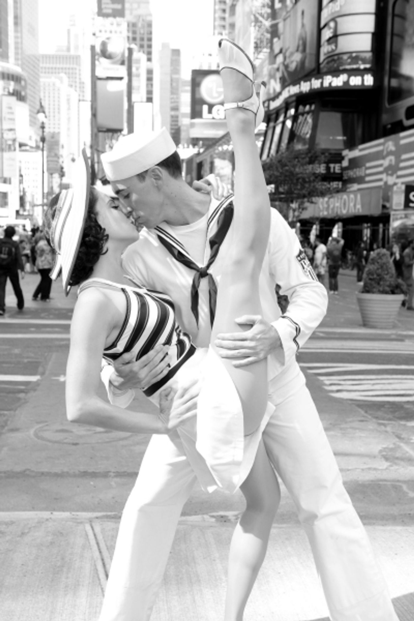 Photo Exclusive: Out on the Town with the Cast of the ANYTHING GOES Tour- Meet the Company! Image