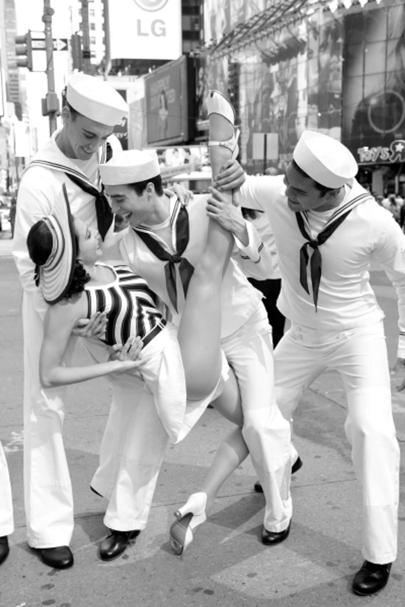 Photo Exclusive: Out on the Town with the Cast of the ANYTHING GOES Tour- Meet the Company! Image