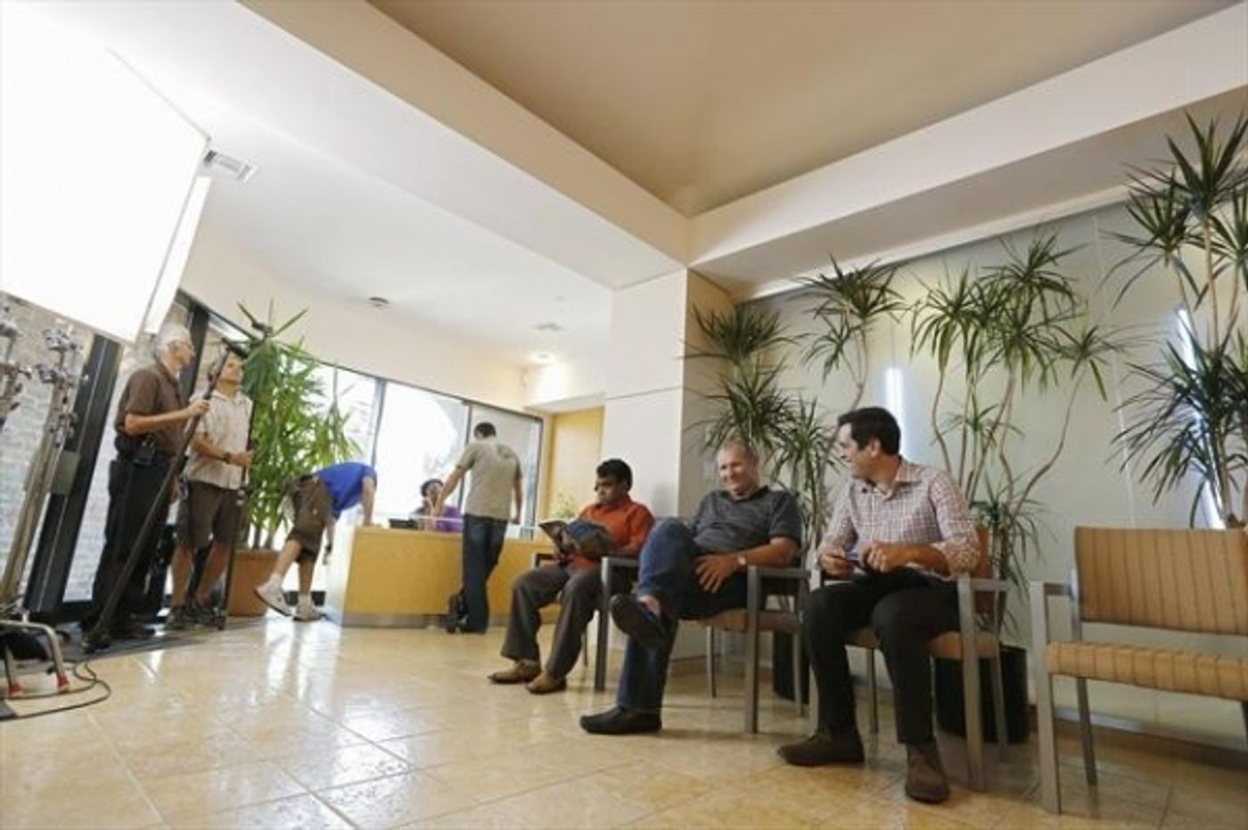 Photo Coverage: Sneak Peek at MODERN FAMILY on 10/10- Pregnant Gloria!  Image