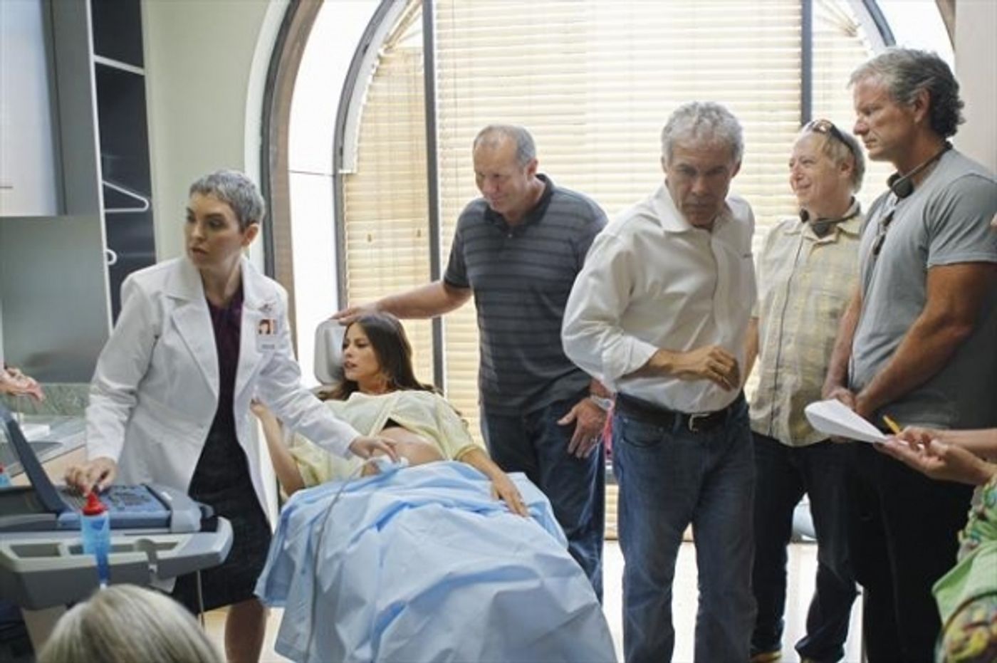 Photo Coverage: Sneak Peek at MODERN FAMILY on 10/10- Pregnant Gloria!  Image