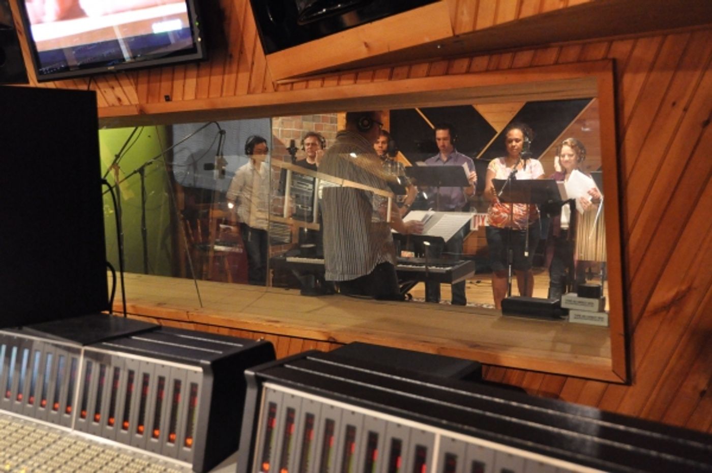 Exclusive Photos: MARY POPPINS Cast Sings 'Carols For A Cure'  Image