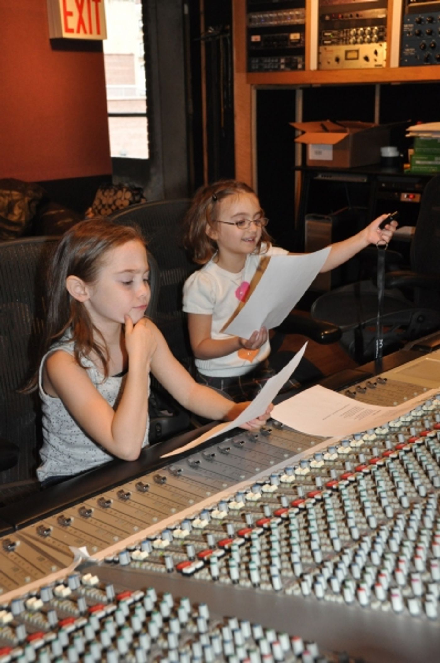 Photo Exclusive: ONCE Cast Records for 'Carols For A Cure' Image