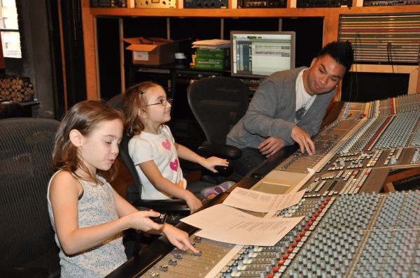 Eliza Holland Madore and Ripley Sobo get advice from Andros Rodriguez (Engineer) on h Photo