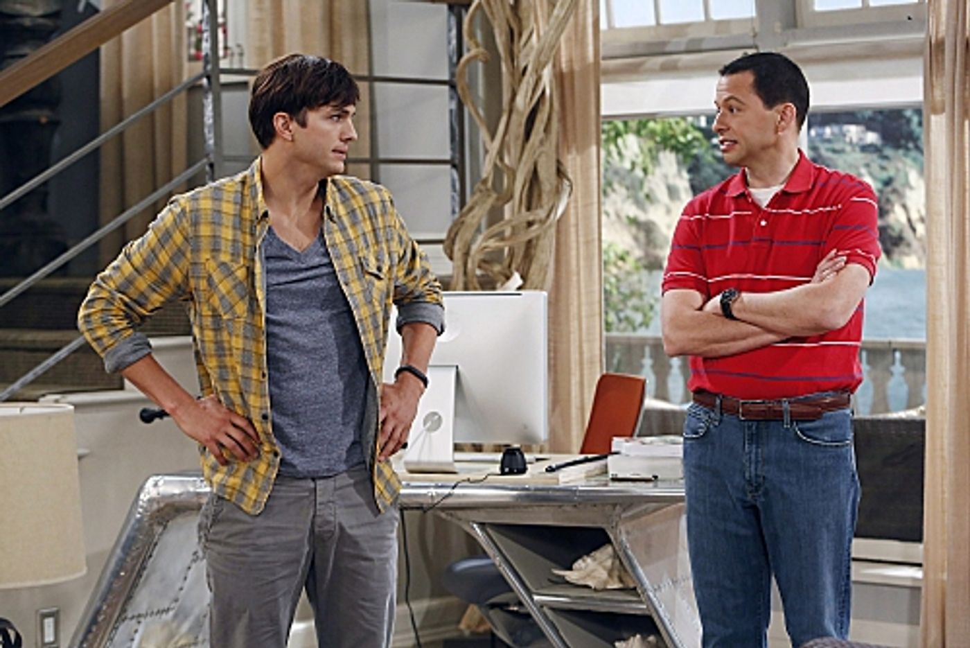 Photo Coverage: First Look at Miley Cyrus on TWO AND A HALF MEN  Image