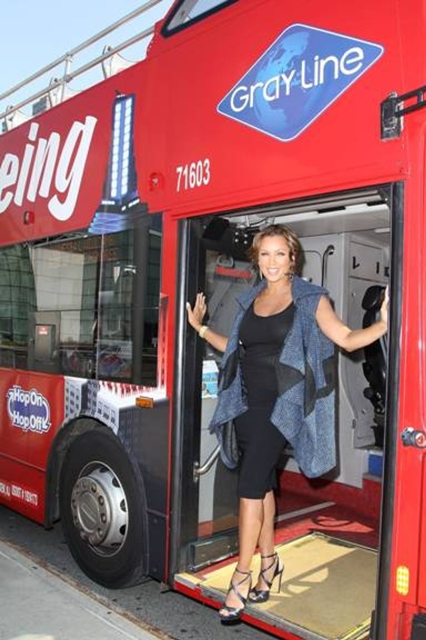 Photo Flash: Vanessa Williams Is Inducted Into Gray Line New York's RIDE OF FAME!  Image