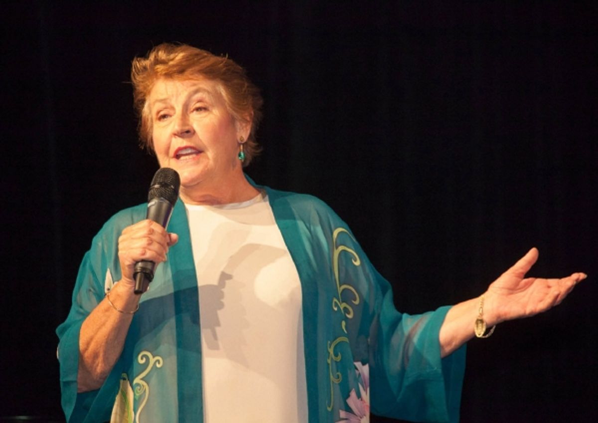 Helen Reddy sing 'I Am Woman' at 