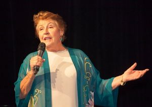 Helen Reddy sing "I Am Woman" Photo