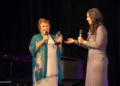 Helen Reddy receives the "Woman of the Year" award from Michelle J. Patterson on beha Photo