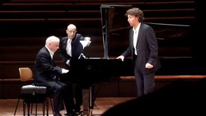 Daniel Barenboim und Jonas Kaufmann
@ BroadwayWorld Daniel Barenboim und Jonas Kaufmann
Photo