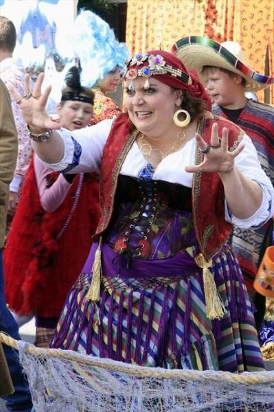 Photo Flash: First Look at Halloween Episode of THE MIDDLE  Image