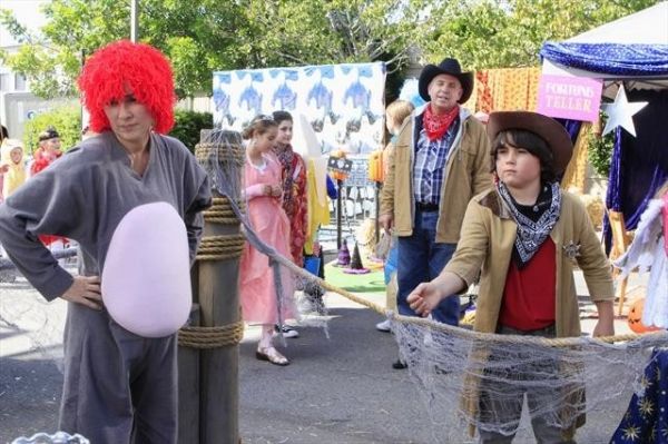 Photo Flash: First Look at Halloween Episode of THE MIDDLE  Image