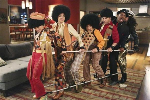 Photo Flash: First Look at 10/30's Episode of HAPPY ENDINGS  Image