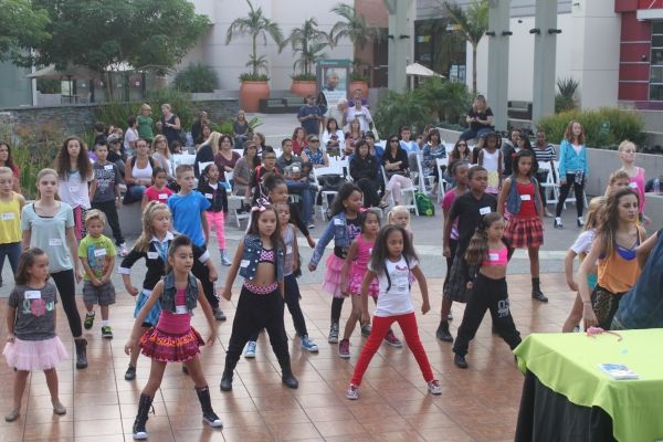 Photo Flash: Casting Call for A SNOW WHITE CHRISTMAS, Starring Ariana Grande and Curt Hansen  Image