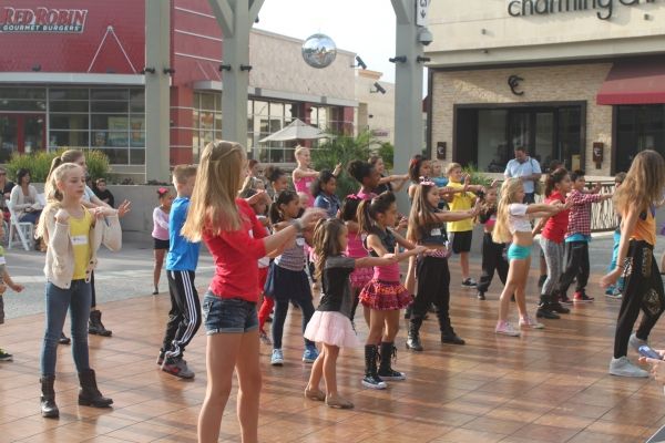 Photo Flash: Casting Call for A SNOW WHITE CHRISTMAS, Starring Ariana Grande and Curt Hansen  Image