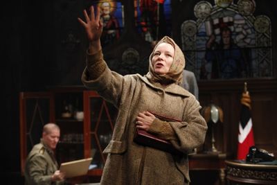  Cara Seymour (as Lily, foreground) Photo
