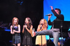 Jeremy Kushiner with-Lauren Weintraub, Isabela Moner and Tanner Tompkins Photo